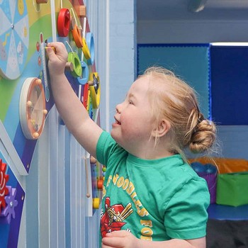 myfyriwr yn chwarae yn yr ystafell synhwyraidd