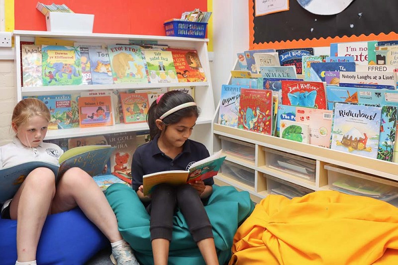 2 students reading their books