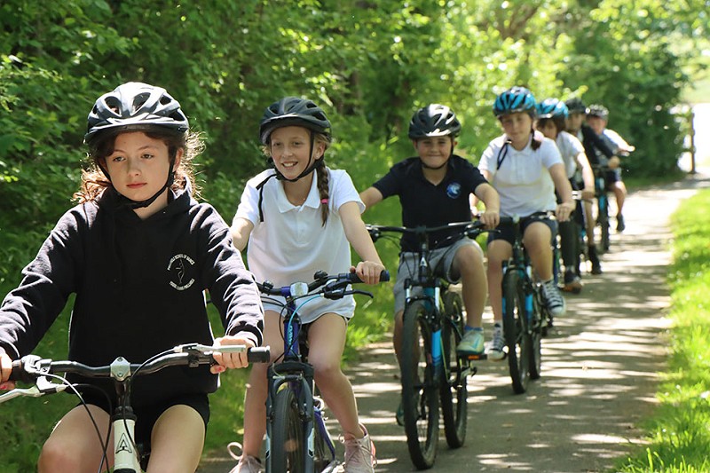 Disgyblion Ysgol Cymerau ar ei beiciau