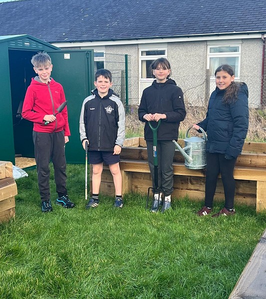 myfyrwyr yn yr gardd ysgol